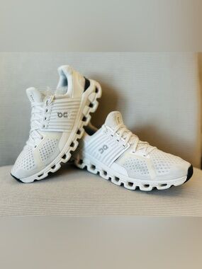 On Running Women’s Cloudswift “white” size 7.5